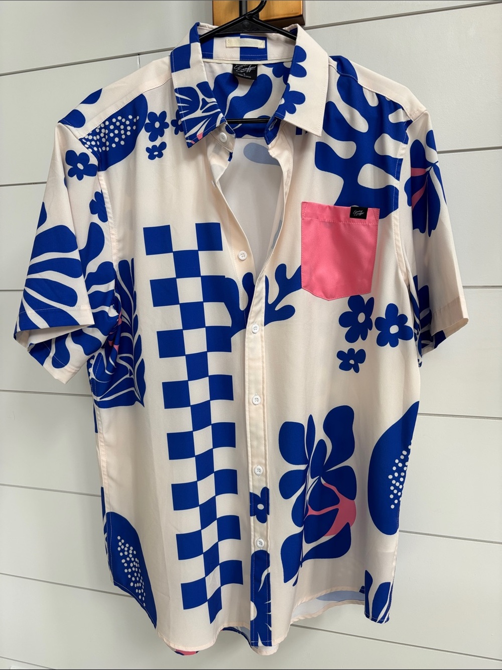 Casual Cream Short-Sleeve Button-Down Shirt with Blue Graphic and Pink Pocket
